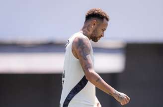 Neymar vai ao CT e treina parte física em dia de folga do Santos –