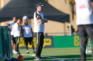 Rafael Ribeiro/CBF - Legenda: Ancelotti observa o treino da Seleção Brasileira nos EUA