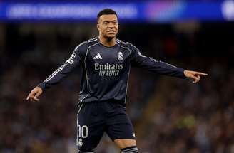 Mbappé em partida pelo Real Madrid (Photo by Carl Recine/Getty Images)