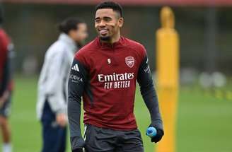 Gabriel Jesus posta que está treinando no campo do Palmeiras –