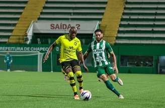 São Bernardo parte para o ataque. Mas os paulistas acabam  perdendo para a Chapecoense.