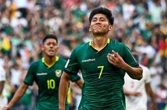 Miguelito comemora. Seu gol de pênalti leva a Bolívia ao triunfo sobre o Suriname. Agora, a seleção enfrenta o Iraque. Um deles vai à Copa.