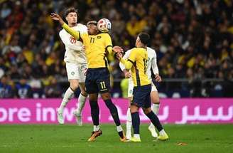  Ezzalzouli (de branco)  recebe a marcação de Alan Franco.