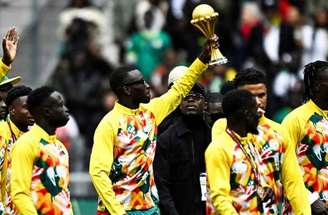 Edouard Mendy exibe o troféu da Copa Africana, no Stade de France, antes do amistoso vencido contra seleção peruana – 