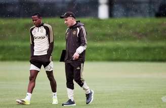 Flamengo aposta suas fichas no potencial de Wallace Yan –