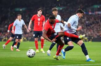 Piquerez deixou a partida de maca –