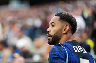 Matheus Cunha tenta superar a marcação adversária –