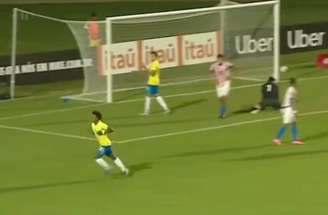 Bruninho se prepara para mandar de fora da área e marcar um golaço pelo Brasil. Primeiro gol contra o Paraguai. Reprodução/SporTV