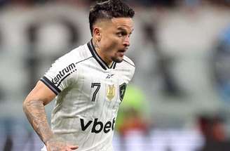 Artur soma 60 partidas pelo Botafogo, com dez gols e cinco assistências –