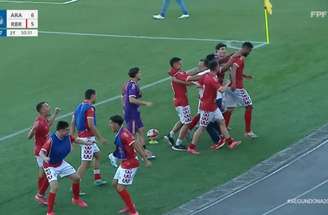 Incrível no PR: Araucária (de branco) vencia de 6 a 2 até os 35 do segundo tempo e cede empate.