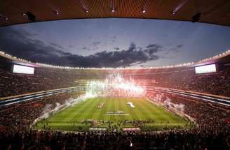 Na reinauguração do Estádio Azteca, um torcedor morre ao cair da arquibancada.
