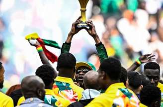 Senegal levou o troféu de campeão para o estádio antes do amistoso com o Peru, em Paris, neste sábado (28) – Reprodução/instagram