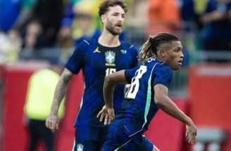 Danilo Santos em conversa com Davide Ancelotti, ex-técnico do Botafogo –