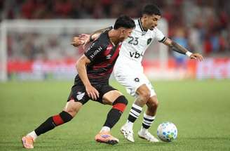 Santi Rodríguez, do Botafogo, disputa a bola com Julimar, do Athletico –