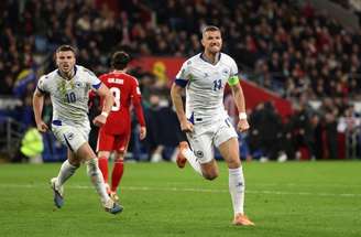 Jogadores da Bósnia celebram triunfo nos pênaltis sobre o País de Gales, em Cardiff  –
