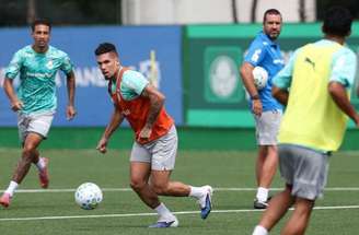 Abel Ferreira conversa com os jogadores antes de iniciar as atividades desta segunda –