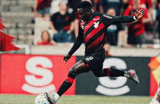 Athletico goleia o Botafogo e, assim, vira o novo vice-líder do Brasileirão –