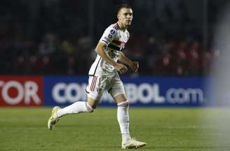 Felipe Negrucci busca espaço no meio-campo tricolor –