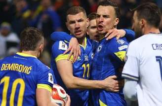 O árbitro Clèment Turpin mostra o vermelho para Bastoni, aos 41 do 1ºtempo após falta em Memic.