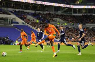 Nicolas Pépé comemora o gol marcado em Liverpool –