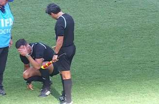 Árbitro de Congo x Jamaica sentiu a panturrilha e precisou deixar o campo –