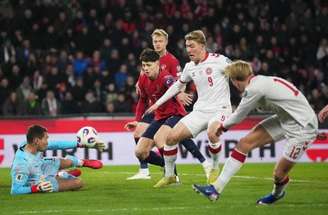 PRAGUE, CZECH REPUBLIC – MARCH 31: Rasmus Hojlund of Denmark is challenged by Stepan Chaloupek of Czechia during the FIFA World Cup 2026 European Qualifiers KO play-offs match between Czechia and Denmark at EPET ARENA on March 31, 2026 in Prague, Czech Republic. (Photo by Gabriel Kuchta/Getty Images)