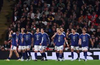 Kaoru Mitoma, com a número 7, recebe do 18 Nakamura para fazer o primeiro gol da seleção nipônica –