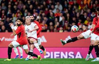 Lamine Yamal tenta lance no primeiro tempo diante da marcação egípcia –