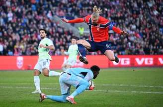 Jogadores de Noruega e Suíça em disputa de bola no Ullevaal Stadion, em Oslo –