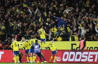 Jogadores de Suécia e Polônia em disputa na Strawberry Arena –