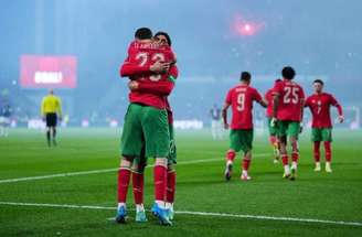 Jogadores de Marrocos e Paraguai em disputa de bola no estádio Bollaert-Delelis –