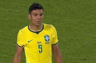 Casemiro comemora gol de Danilo pela Seleção –