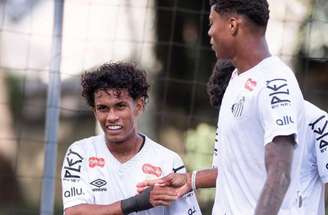Nadson comemora seu gol no empate entre Athletico e Santos –