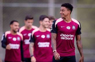 Treino do Corinthians mostra Lingard em busca de seu espaço –