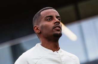 Momento da lesão de Isak na partida contra o Tottenham, na Premier League –