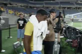 Endrick comemora gol ao lado de Igor Thiago –