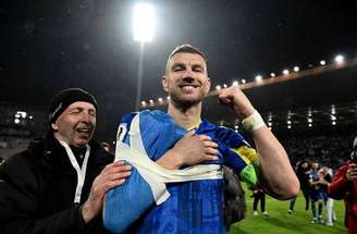Edin Dzeko e Kerim Alajbegovic celebram a vaga da Bósnia na Copa do Mundo de 2026 –