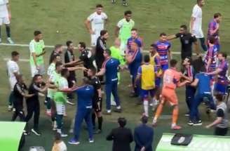 Thiago Carpini, treinador do Fortaleza, discute com membro da comissão técnica do Cuiabá –