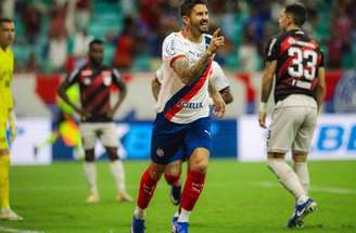 Dupla de ataque do Bahia festeja um dos gols no triunfo sobre o Athletico, na Fonte Nova – Fotos: Letícia Martins / EC Bahia