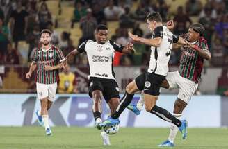 Matheuzinho tenta frear avanço do atacante Serna, do Fluminense –