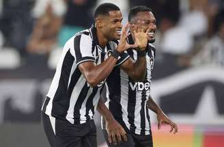 Júnior Santos limpa marcação e bate de esquerda para marcar pelo Botafogo –