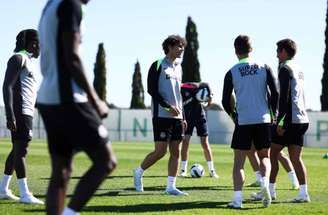 Jogadores do Santa Clara durante preparação antes de visitar o Sporting –