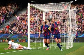 Jogadoras de Barcelona e Real Madrid em disputa de bola no jogo de volta das quartas de final da Champions Feminina –