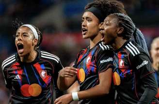 Jogadoras de Lyon e Wolfsburg em disúta de bola nas quartas de final da Champions Feminina –