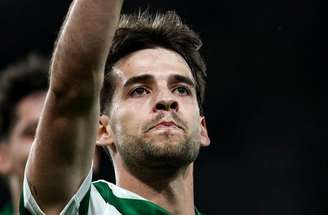 Rafael Nel tenta o chute na vitória do Sporting sobre o Santa Clara na luta pelo tri português.