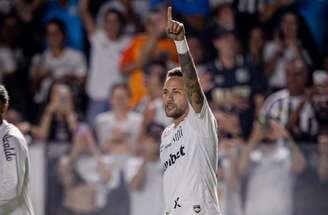 Marcelo Teixeira entre Neymar pai e Neymar Jr –