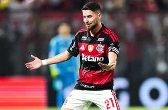 Ayrton Lucas dá um dos dois chutes do Flamengo no primeiro tempo contra o Braga –