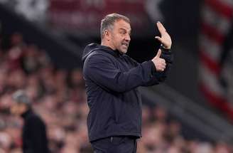 Hansi Flick durante partida do Barcelona contra o Newcastle nas oitavas de final da Champions –