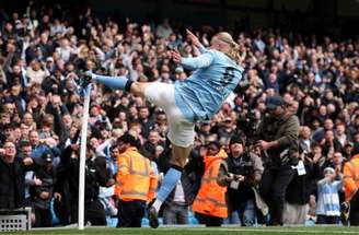 Haaland faz o quarto gol do Manchester City e seu hat-trick diante do Liverpool, no Etihad Stadium –