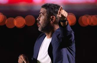 Artur Jorge orienta jogadores da Raposa durante partida contra o São Paulo, no Morumbis  –